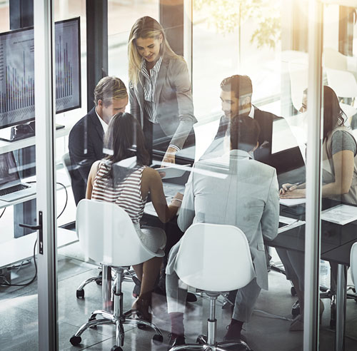 Grupo de gente trabajando en una oficia | Garanticemos un entorno psicosocial saludable en el trabajo