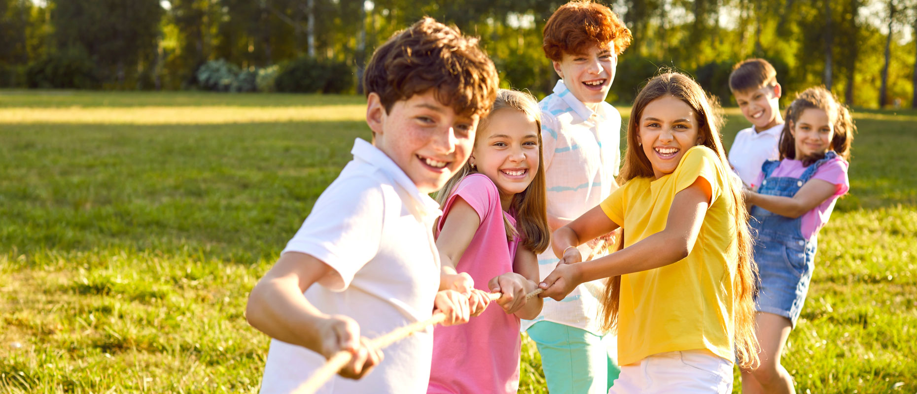 Niños jugando a tirar de una cuerda en un parque | Cada futuro importa