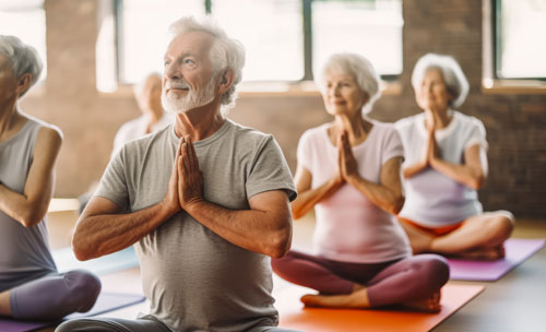 Adultos mayores realizando yoga | Cáncer de colon: ¿qué tengo que saber para prevenirlo?