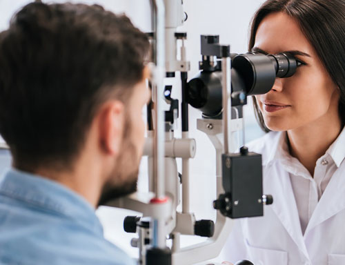 Oftalmóloga realizo un control ocular a un hombre | El glaucoma y la importancia de actuar a tiempo