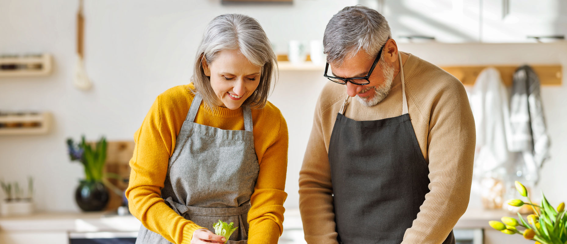 Pareja de adultos cocinando con verduras | Hábitos sólidos, hígado fuerte