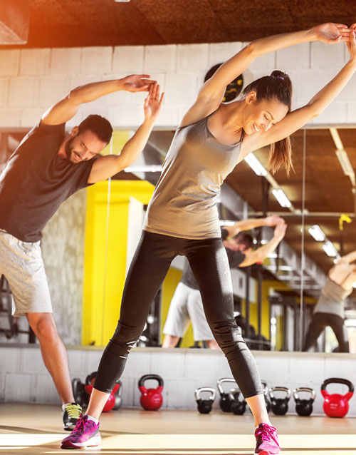 Hombre y mujer realizando ejercicio en un gimnasio | La fascia: el tejido olvidado