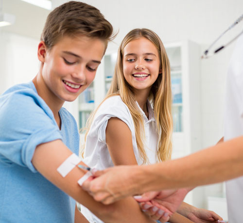 Adolescentes recibiendo una vacuna | Más protección en una sola dosis: HPV 9 nonvavalente