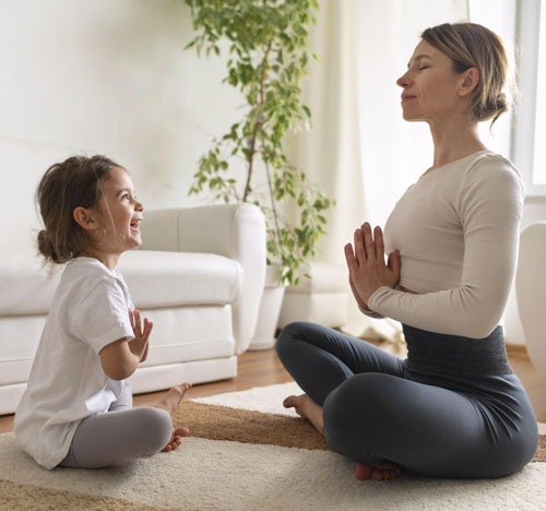 Niña junto con su madre realizando yoga | Gracias por la mirada