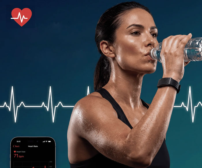 Mujer tomando agua con una pulsera inteligente Aura | Beneficios MP