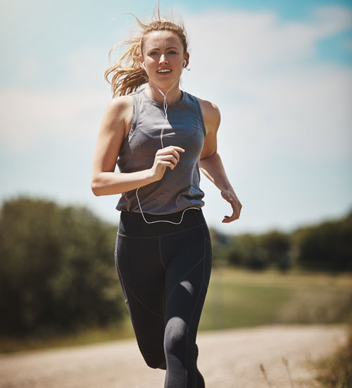 Mujer corriendo | Después de los 40: comprender las transformaciones hormonales y cuidar la salud femenina