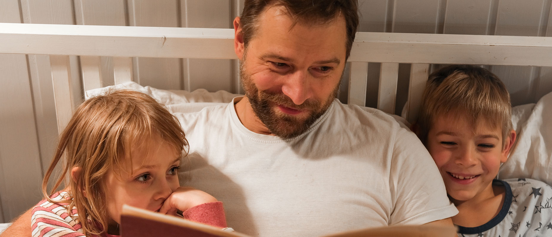 Madre leyendo con su hija pequeña | El poder de imaginar: el valor de leer en la infancia