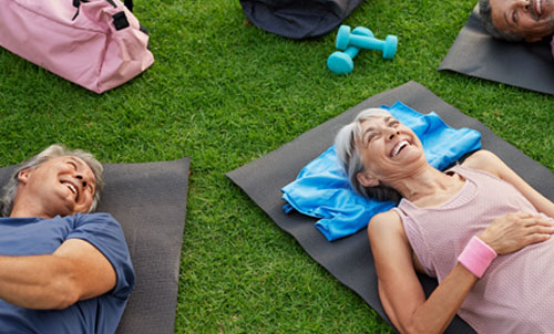Mujeres adultas realizando ejercicio en un parque | Longevidad saludable