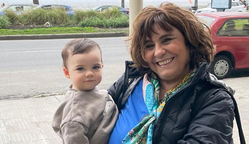 Prof. Dra. Mabel Goñi con su nieta en brazos | Conociendo a tu médico