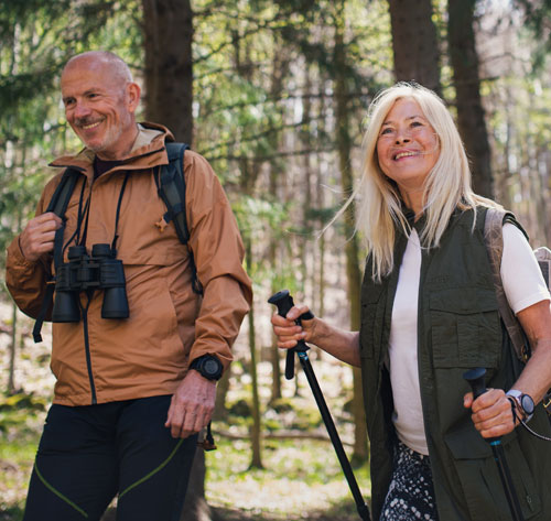 Pareja de adultos mayores realizando tracking | Prevención cardiovascular más allá de los clásicos factores de riesgo
