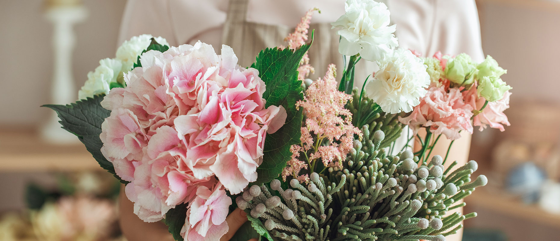 Mujer sosteniendo un ramo de flores | Seamos sostén